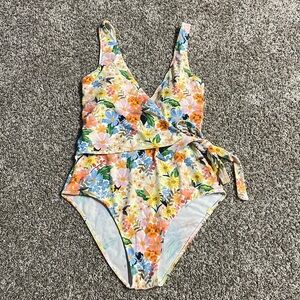 Summersault size 8 marguerite wrap swimsuit. Like new.